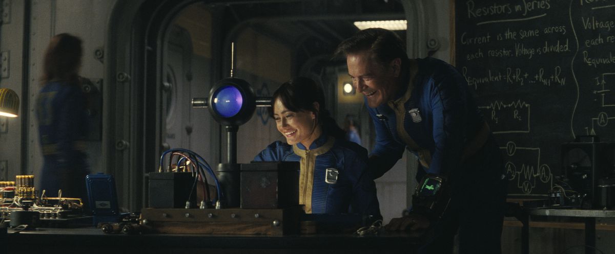 Ella Purnell med Kyle MacLachlan i Fallout-serien hänger inne i ett valv 