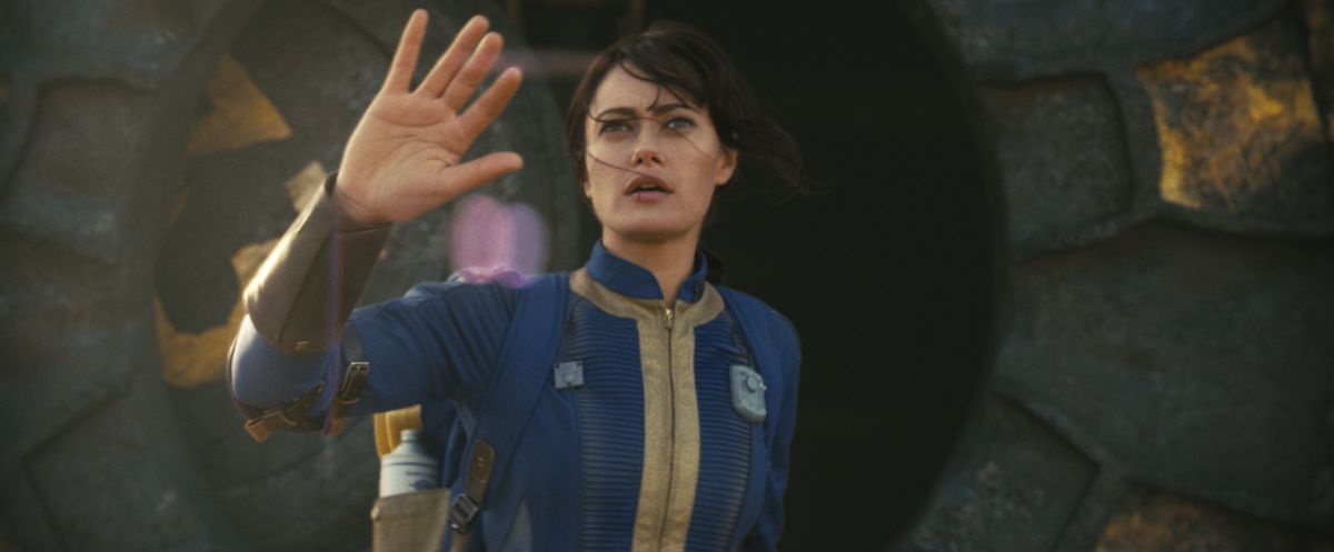 Ella Purnell går ut från ett valv i Fallout-serien på Prime Video 