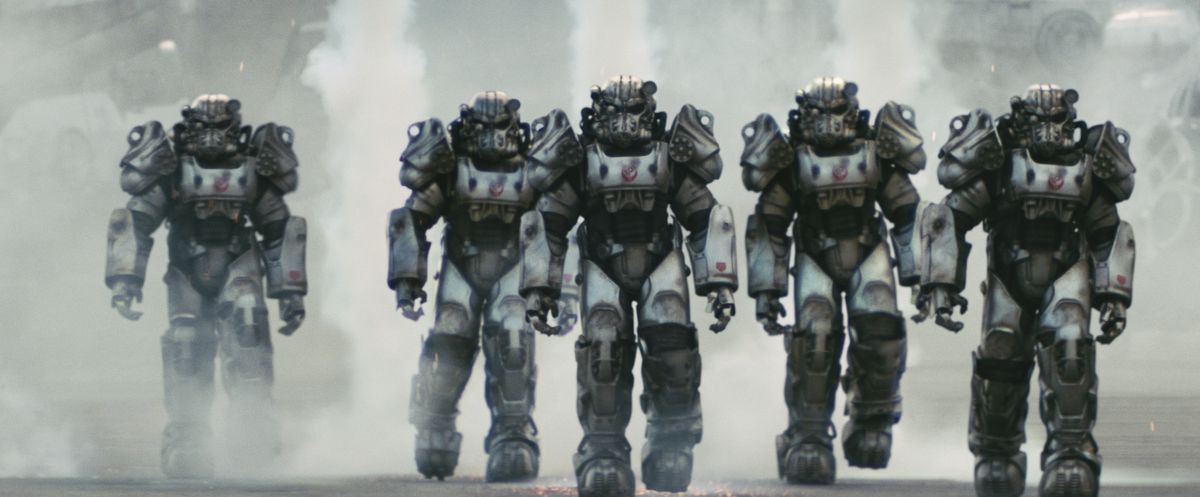 En rad Brotherhood of Steel-soldater i kraftrustning som går fram i TV-serien Fallout