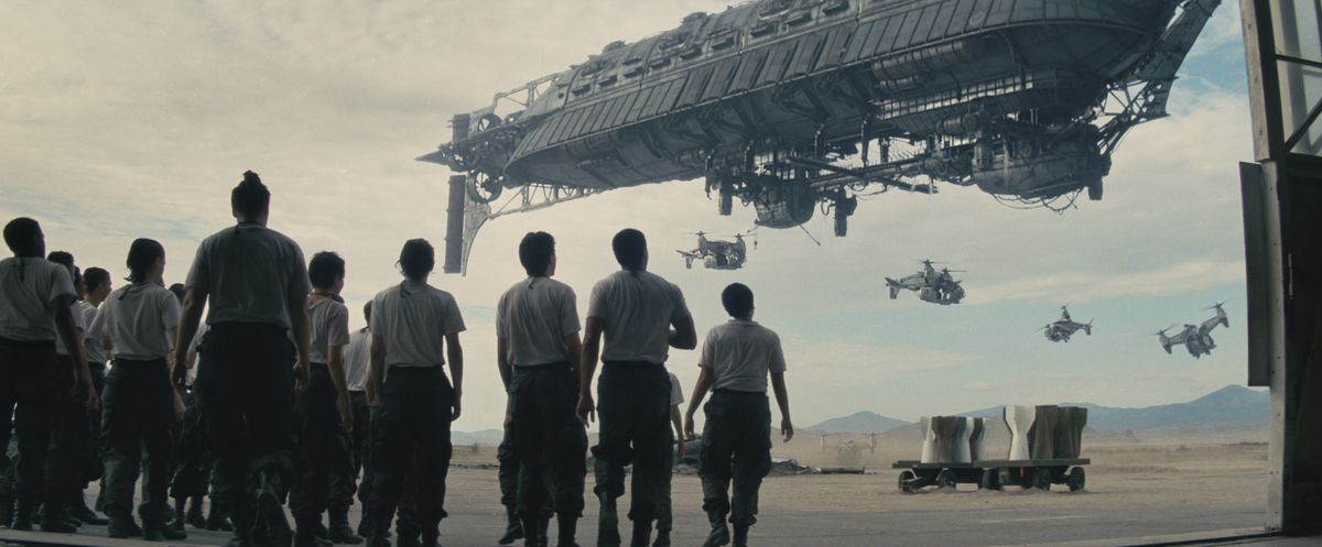 En grupp människor tittar upp på ett luftskepp i Fallout-serien på Prime Video