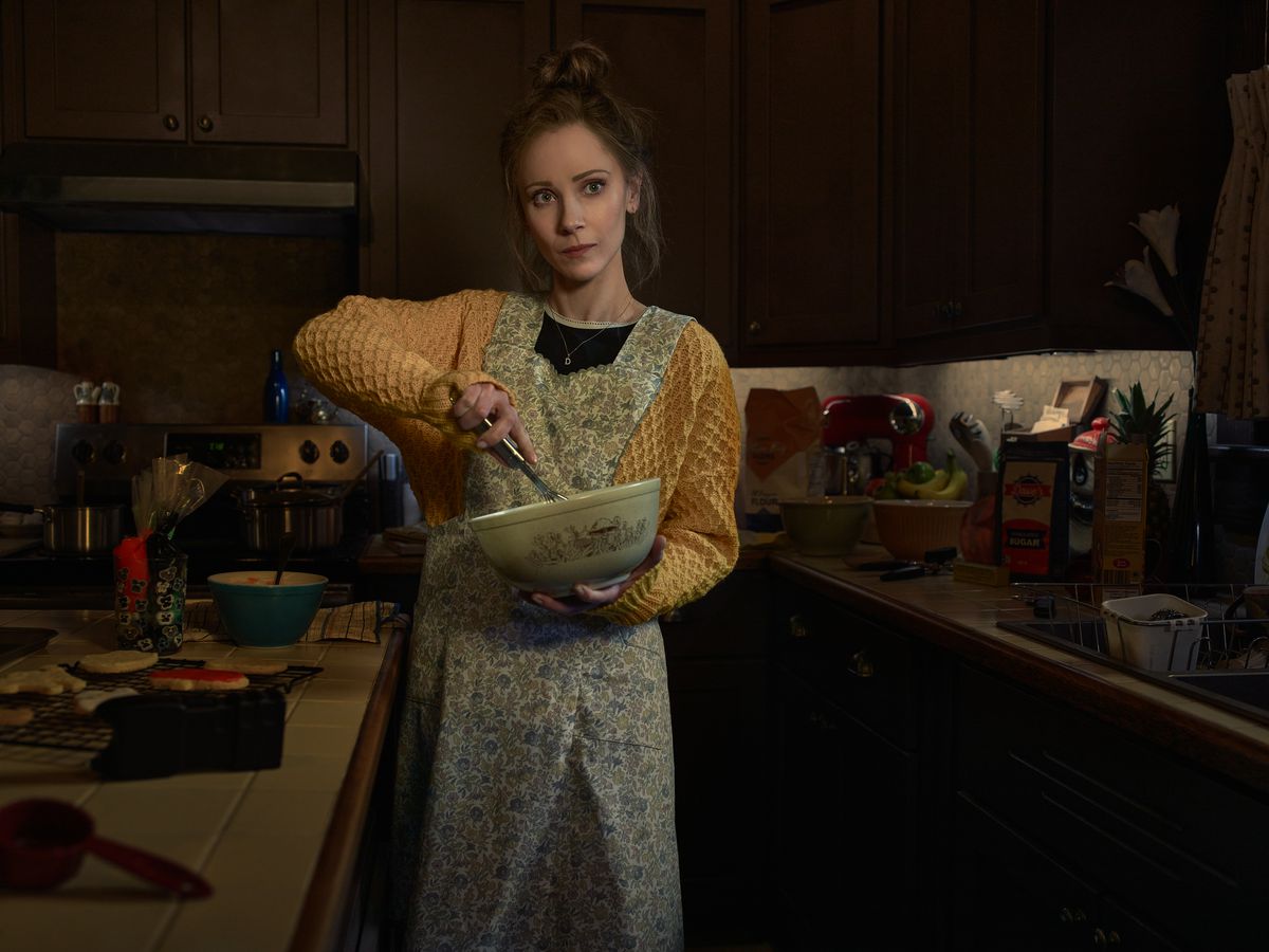 Juno Temple som Dot Lyon står i ett förkläde med en mixerskål i händerna i Fargo säsong 5