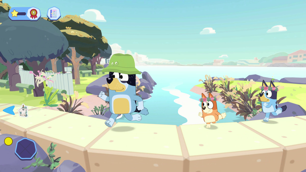 Bluey, Bingo och Bandit springer längs toppen av en vägg med ett ljust havslandskap bakom sig i Bluey: The Videogame