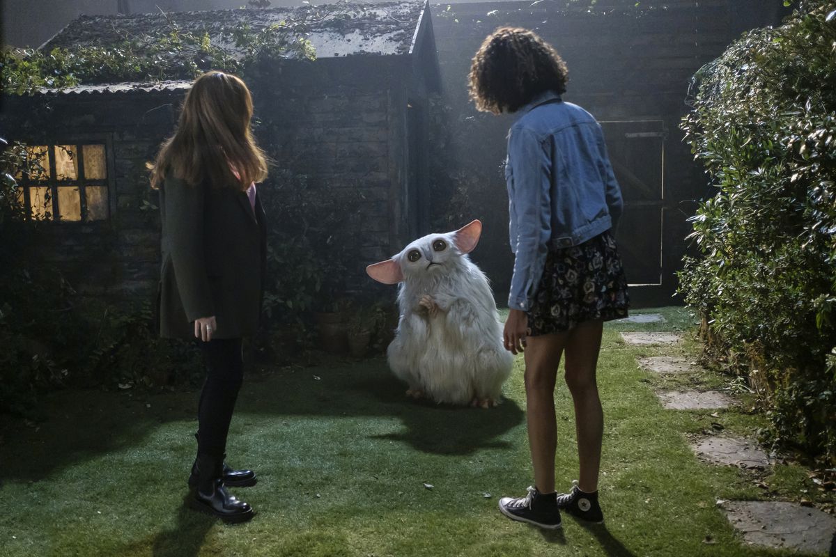 Donna och Rose står framför sitt skjul och tittar på The Meep, en stor konstig Furby-utomjording från Doctor Who-specialen The Star Beast