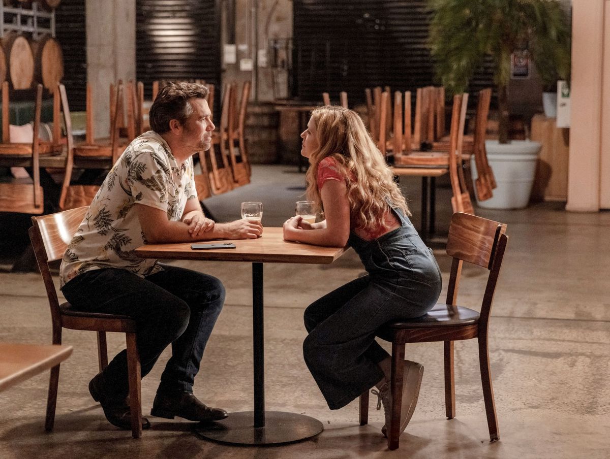 Gordon och Ashley lutar sig mot varandra över ett bord i en öde bryggpub i Colin From Accounts