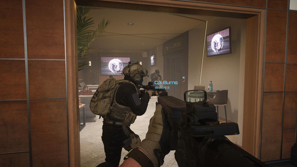 Två soldater går in i ett rum medan de får A Shot Blocked-prestationen i MW3.