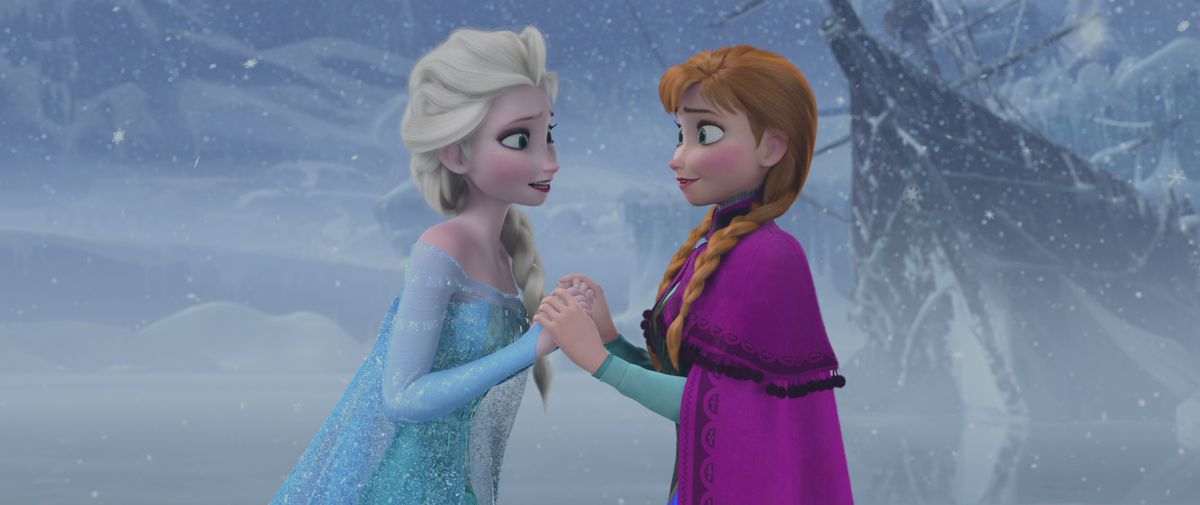 Anna och Elsa håller varandra i hand i slutet av Frozen, efter Annas sanna kärlekshandling räddar dagen