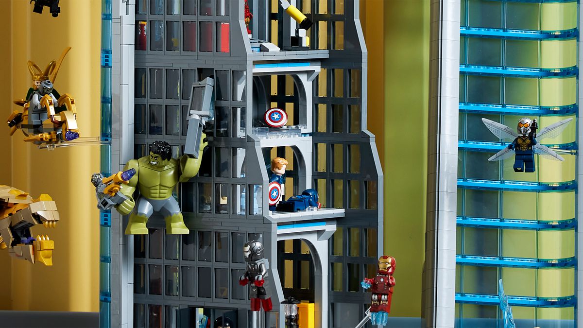 En närbild av Lego Avengers-tornet, där Captain America utan hjälm tittar på sitt förflutna jag och tänker 