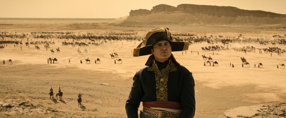 Napoleon står stolt framför ett ökenslagfält i filmen Napoleon