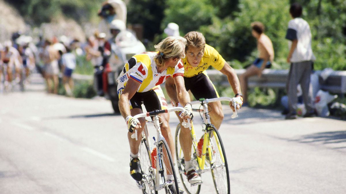 Greg LeMond åker tillsammans med en annan cyklist under Tour de France i The Last Rider.