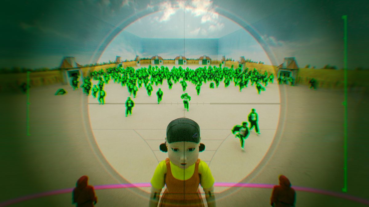 Den stora dockan från Squid Game sett genom en målkamera, med tävlande markerade i grönt bakom henne