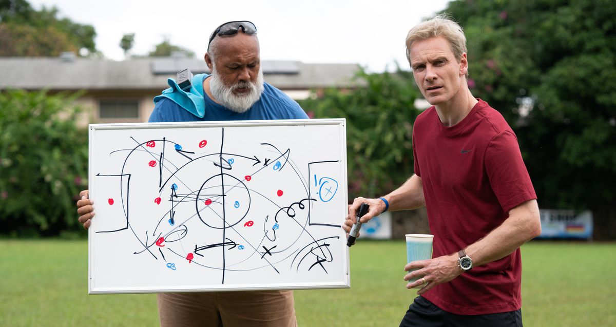 Amerikanska Samoas före detta fotbollstränare Ace (David Fane) håller upp en whiteboard täckt med färgade prickar och krumlor som skildrar något slags kaotiskt fotbollsspel, medan den nya tränaren Thomas Rongen (Michael Fassbender) står på planen bredvid honom med en torrraderingsmarkör i nästa målvinster