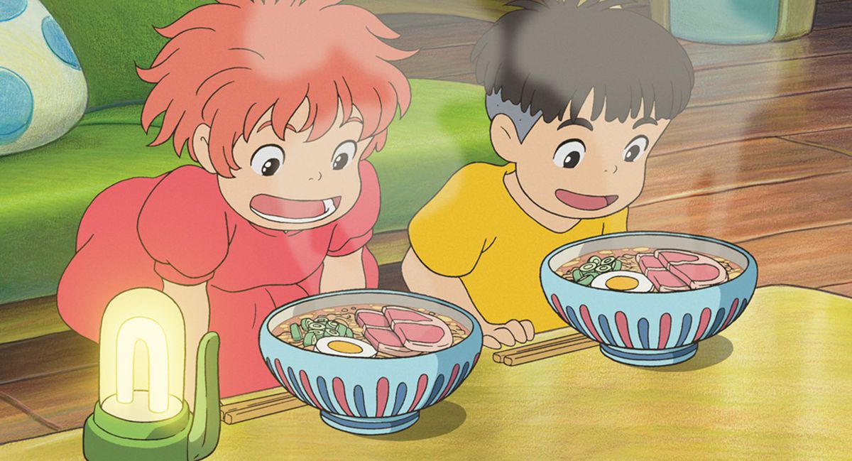 (LR) Ponyo och Sōsuke stirrar intensivt på två skålar med fläskkotlett-ramen i Ponyo.