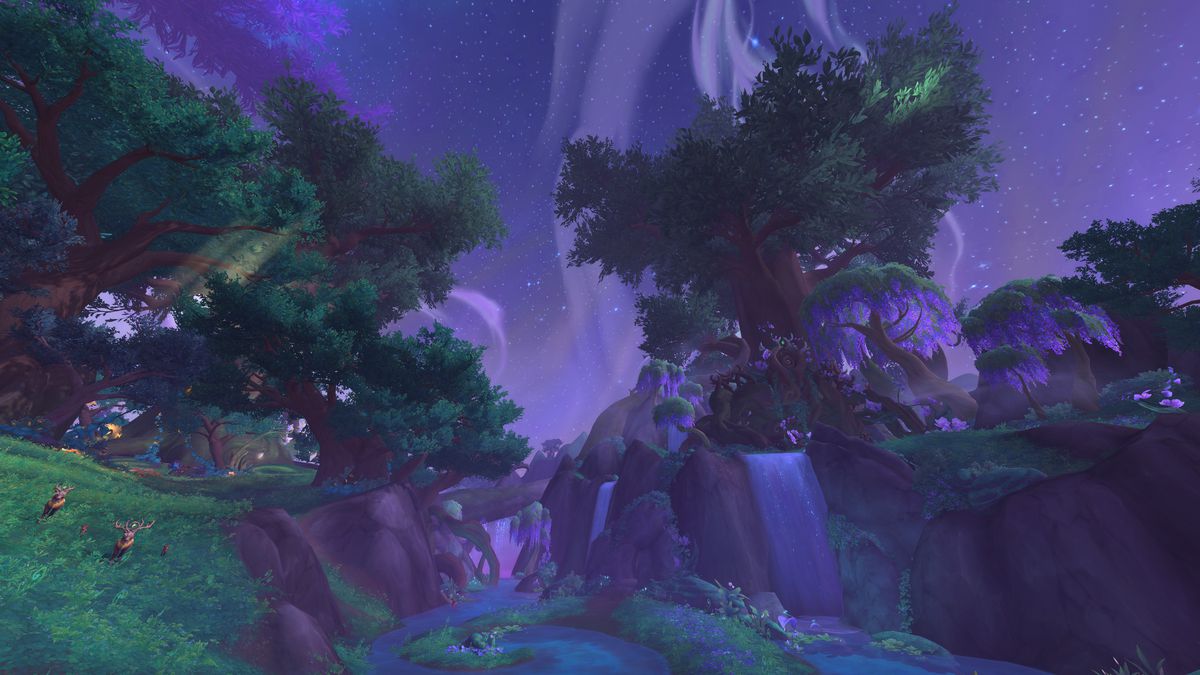En bild av Smaragddrömmen, ett mystiskt rike som existerar vid sidan av verkligheten i Azeroth.  Det är en frodig och vacker utsikt med lila himmel och stora träd.
