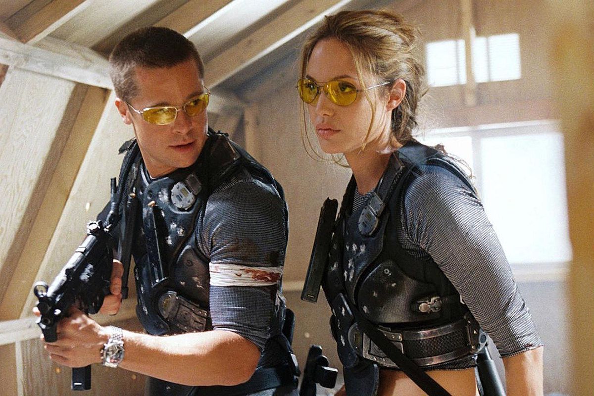 (LR) Brad Pitt och Angelina Jolie som John och Jane Smith som håller i skjutvapen i Mr & Mrs Smith.