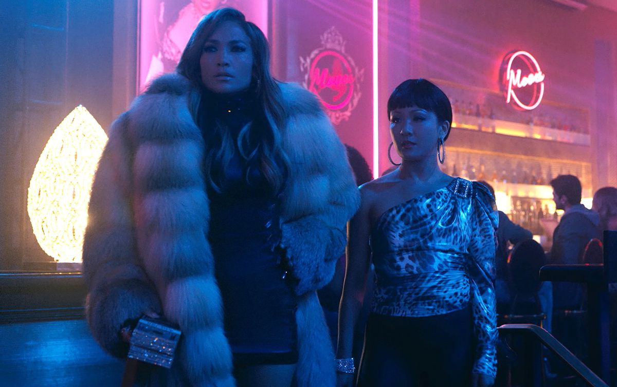 (LR) Jennifer Lopez och Constance Wu står på en nattklubb i Hustlers.