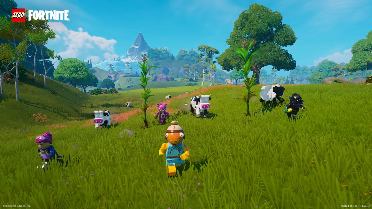 Brite Bomber, Cuddly Team Leader, Fishstick och Raven, i Lego minifig-form, driven av en flock får och kor på en gräsbevuxen kulle i en skärmdump från Lego Fortnite