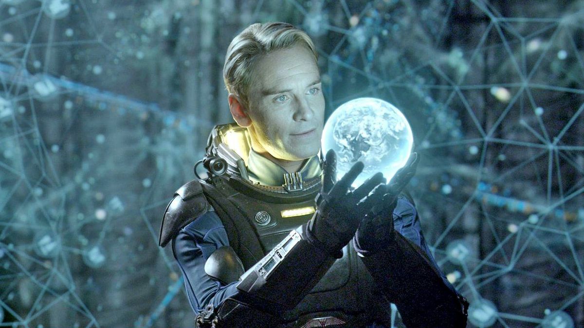 Michael Fassbender som android David håller en holografisk jordklot i Prometheus.