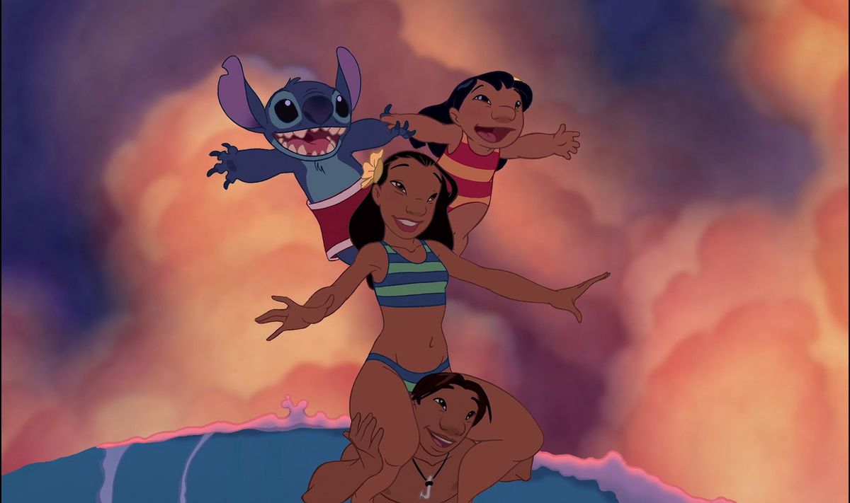 lilo och stitch balanserar på nanis axlar, medan nani är balanserad på davids axlar när du surfar