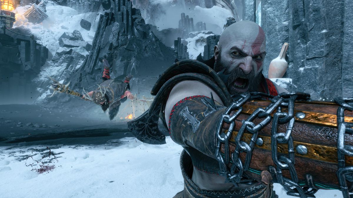 Kratos rycker en fiende mot sig i God of War Ragnarök: Valhalla