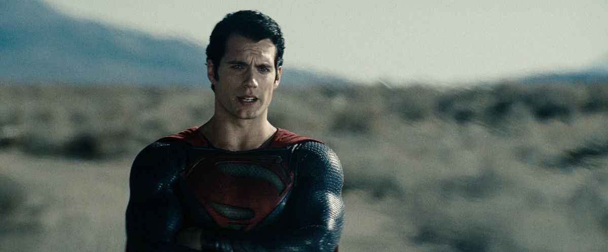 Henry Cavill korsar armarna medan han pratar med en rynkad panna i Man of Steel.