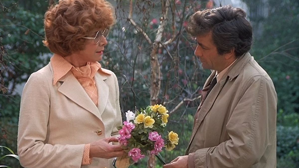 Peter Falk pratar med Rosemary Murphy, som håller i en liten bukett blommor, i Columbo-avsnittet A Friend in Deed