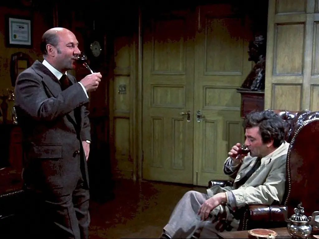 Donald Pleasance och Peter Falk smuttar på vinglas i Columbo-avsnittet Any Old Port in a Storm