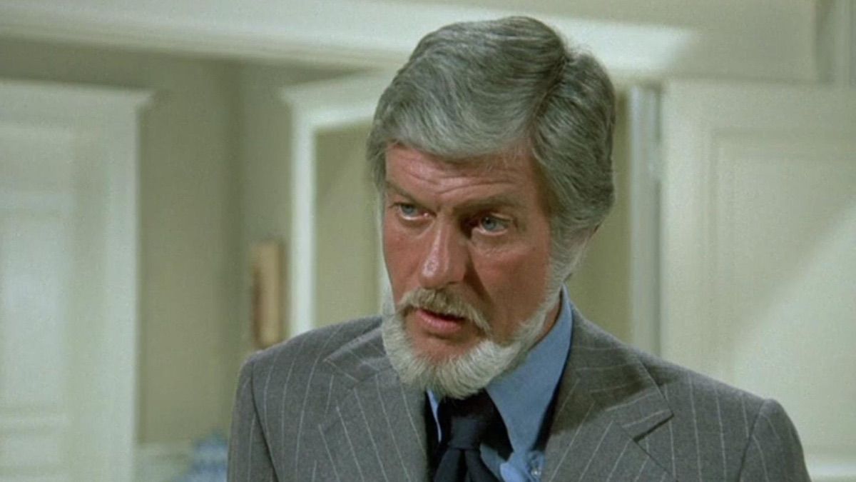 En skäggig Dick Van Dyke bär en kostym i Columbo-avsnittet Negative Reaction