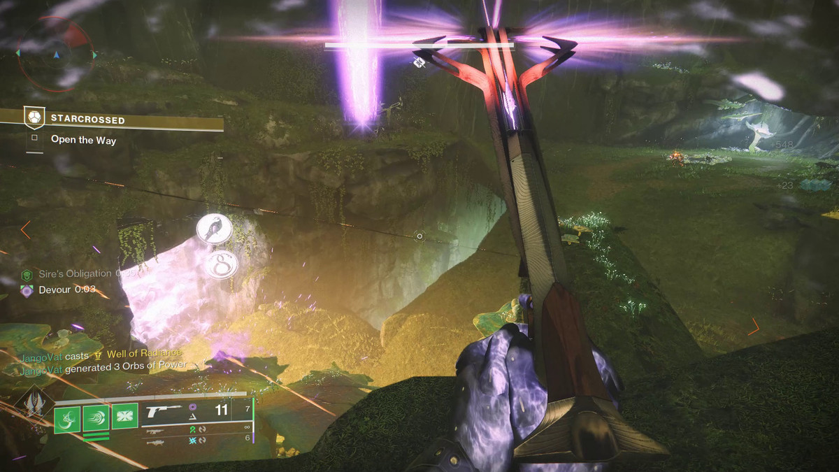 En Guardian använder Sire Obligation för att öppna en valvdörr i Destiny 2
