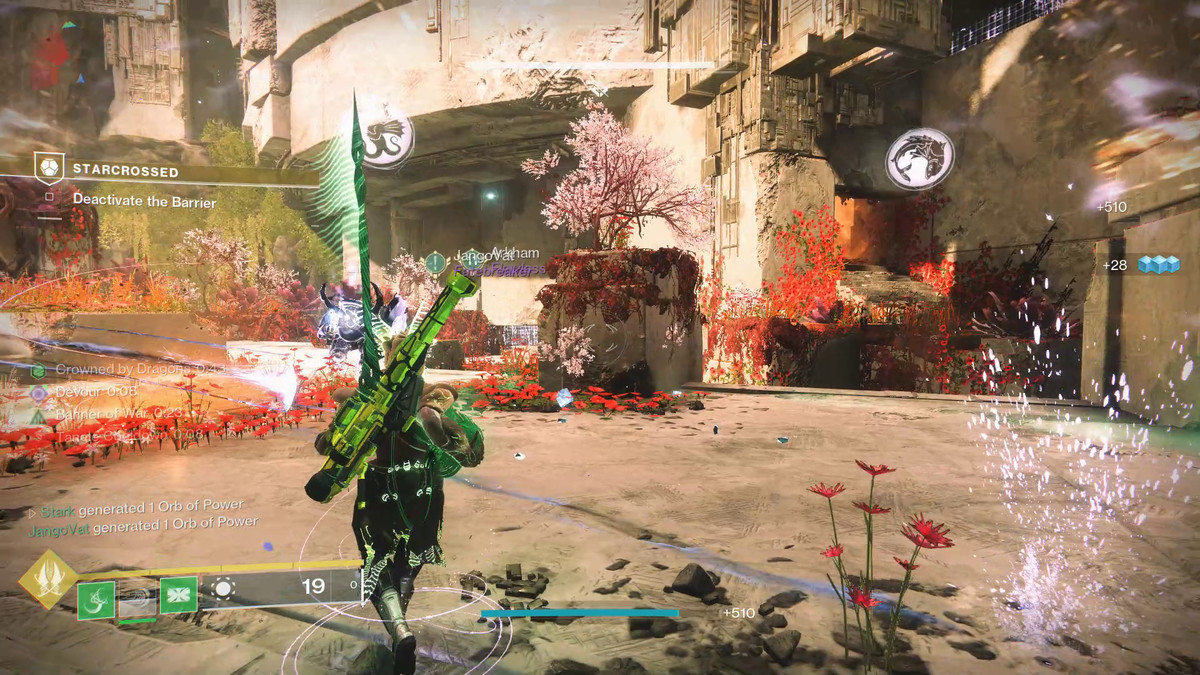 A Guardian använder Crowned by Dragons buff för att öppna en dörr i Destiny 2