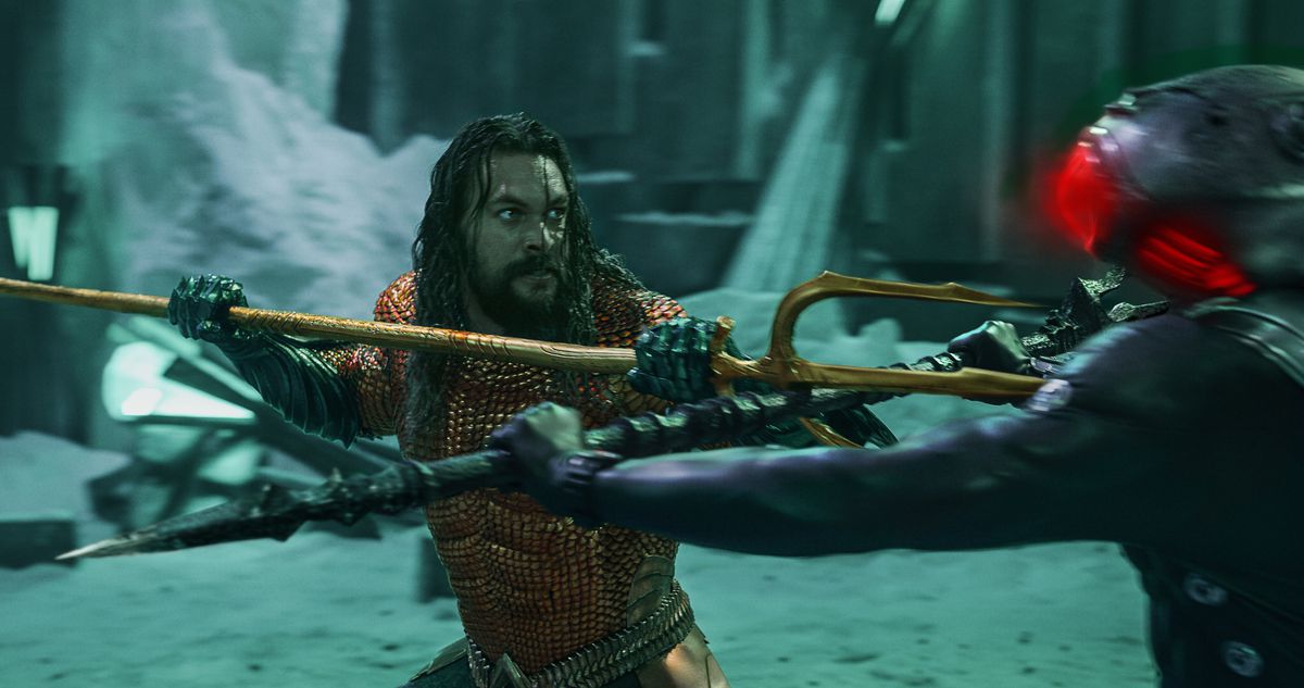 Aquaman slåss mot Black Manta med en treudd men ser lite utmattad ut i The Lost Kingdom