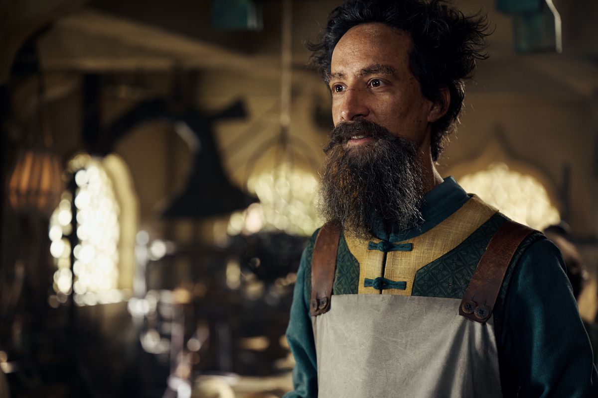 Danny Pudi som mekanisten, en udda uppfinnare i live-action Avatar: The Last Airbender