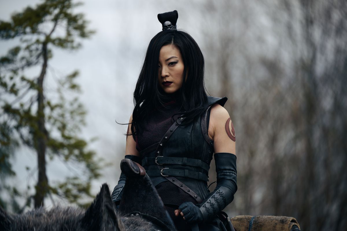 Arden Cho som June, prisjägaren, som ses i live-action Avatar: The Last Airbender