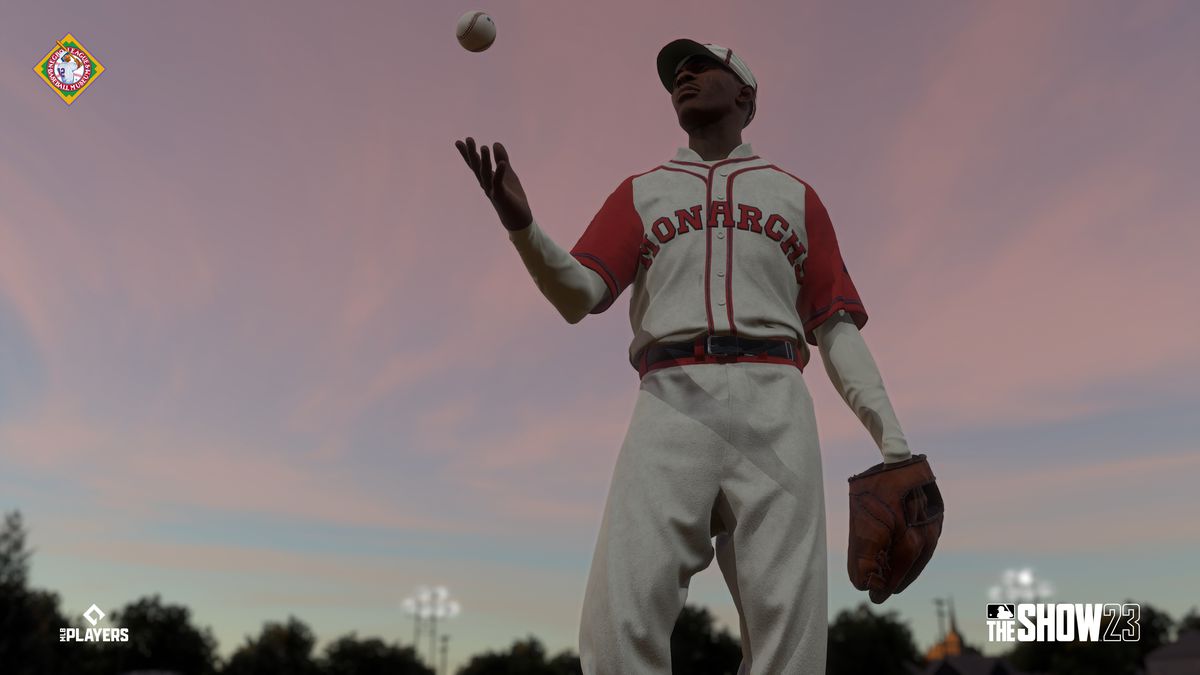 Satchel Paige från Kansas City Monarchs kastar en baseboll i luften i skymningen i MLB The Show 23:s Storylines-läge