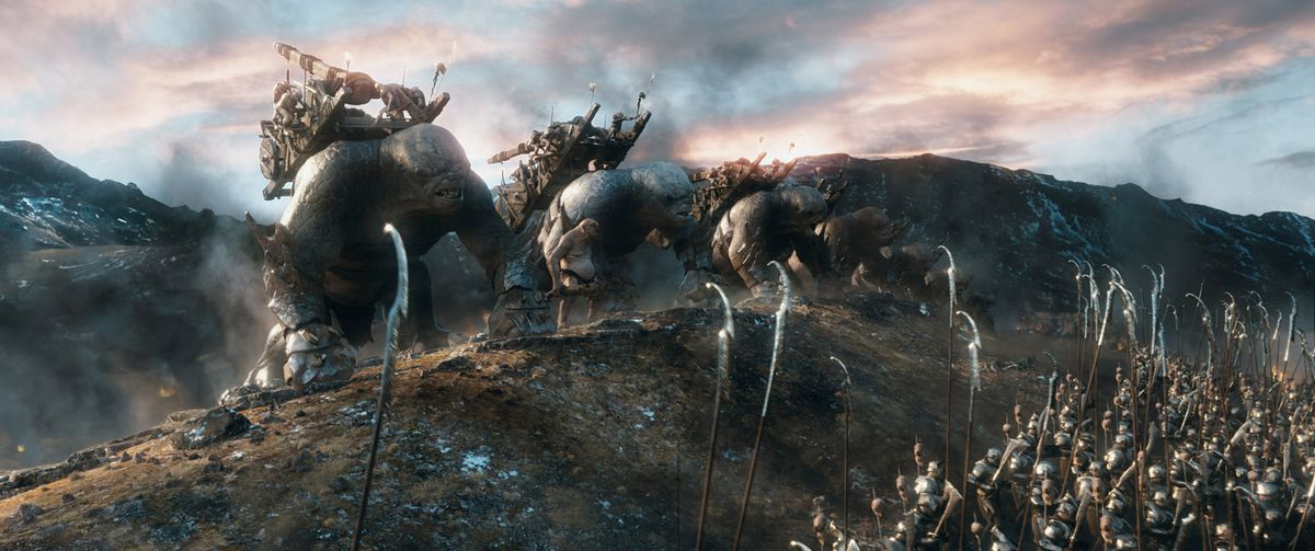 En marschlinje av trollmonterade belägringsvapen toppar en kulle, vänd mot en annan armé i The Hobbit: The Battle of Five Armies.