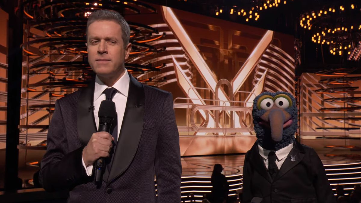 Game Awards-värden Geoff Keighley står bredvid Gonzo från Muppets, båda klädda i liknande kostymer.