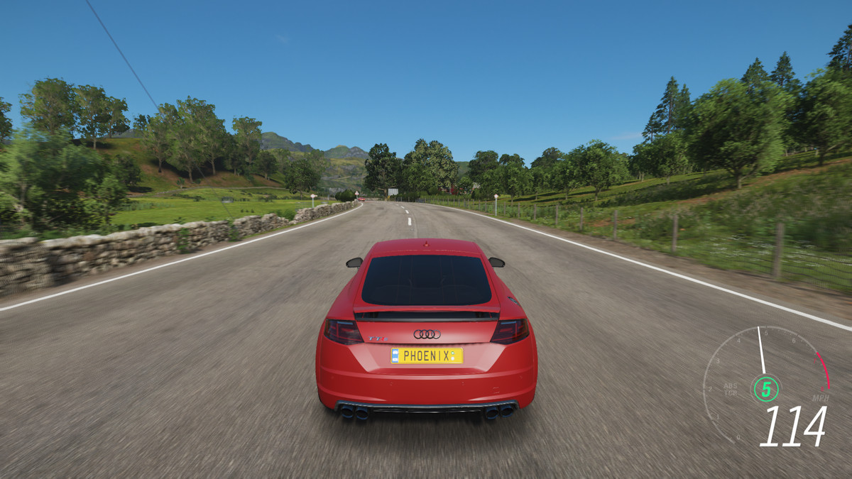 En röd bil kör på en asfalterad väg i Forza Horizon 4