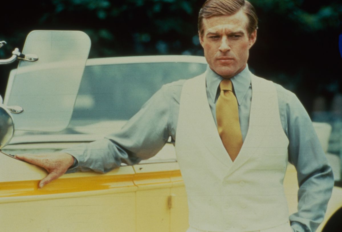 Robert Redford står vid en gul bil på en bild från The Great Gatsby (1974).