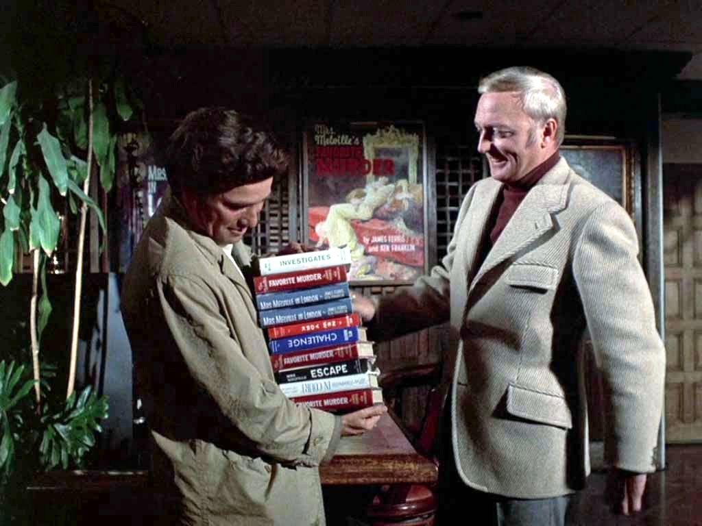 Löjtnant Columbo (Peter Falk) spänner sig nästan under vikten av 10 tunga böcker när Jack Cassidy ler i Murder By the Book, Columbos pilotavsnitt.