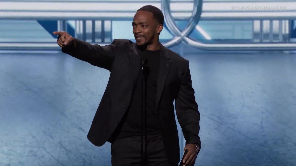 Anthony Mackie på scen vid Game Awards 2023