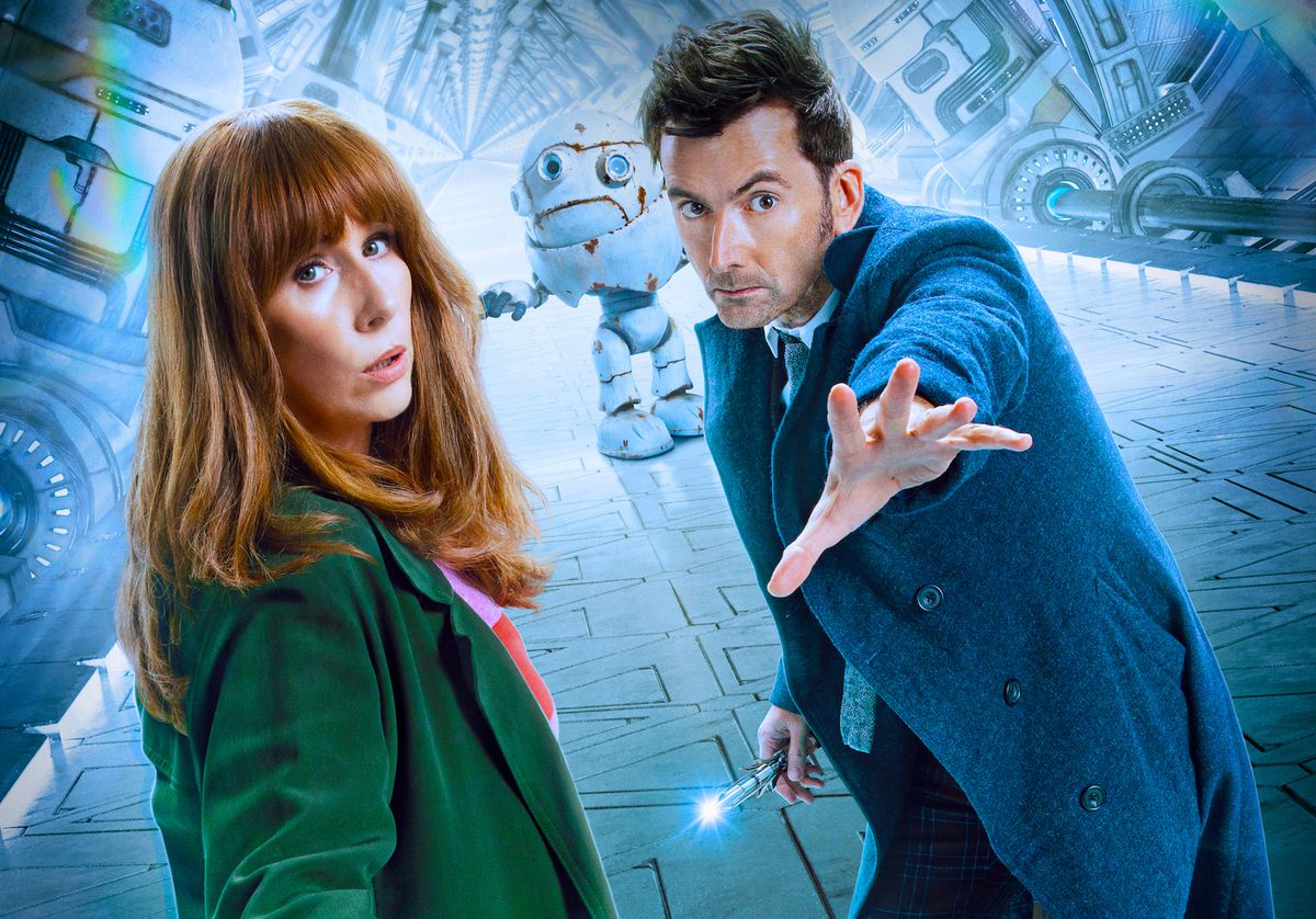 The Fourteenth Doctor poserar med sin soniska skruvmejsel bredvid Donna Noble med en klumpig robot bakom sig i promokonst för 