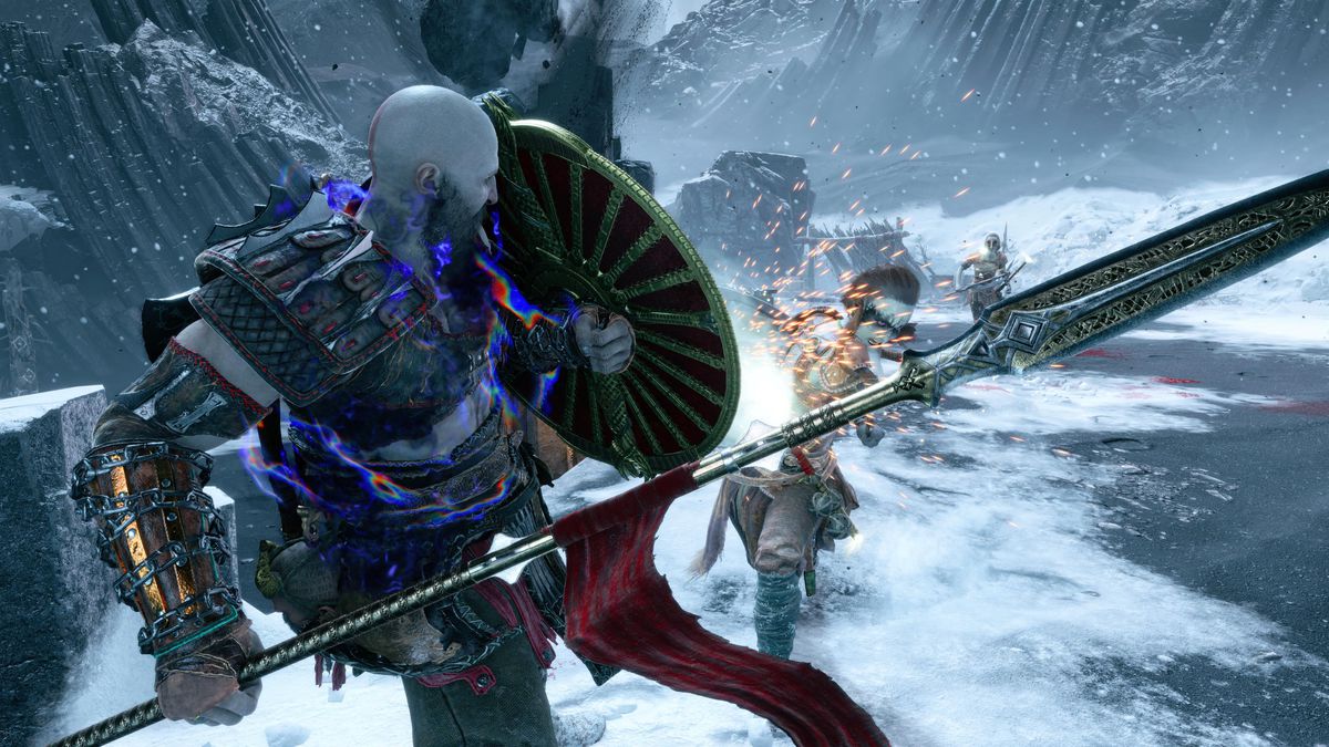 Kratos, med spjut och sköld, blockerar en attack från en av två fiender i ett snöigt landskap i God of War Ragnarök: Valhalla