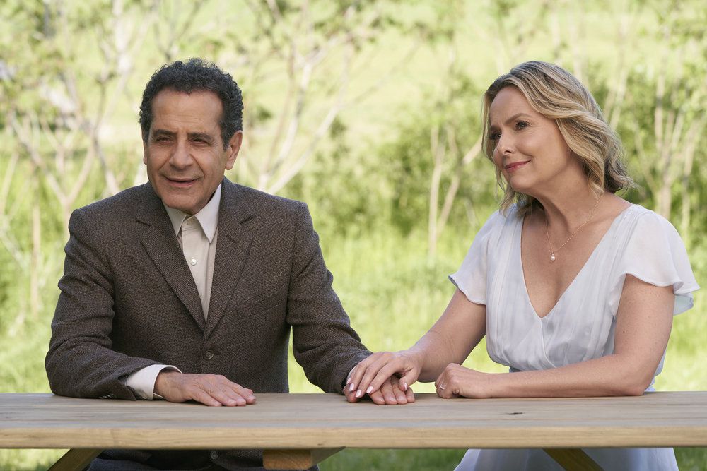 Munk (Tony Shalhoub) som sitter och håller hand med sin fru Trudys spöke (Melora Hardin) 