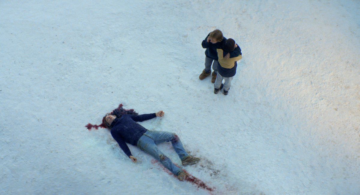 En död, blodig kropp i snön i Anatomy of a Fall, när någon nära pratar i telefon