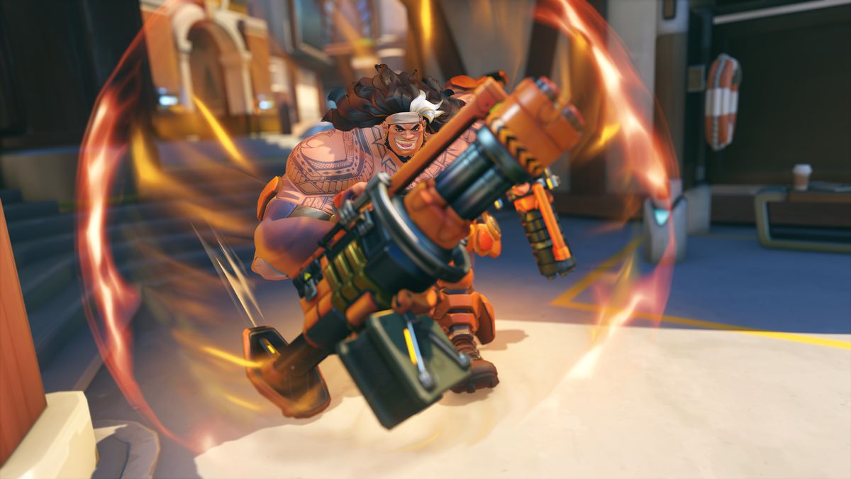 En grinande Mauga springer mot kameran med sin Overrun-förmåga i en skärmdump från Overwatch 2