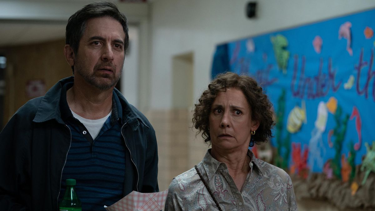 (LR) Ray Romano och Laurie Metcalf i Somewhere in Queens.