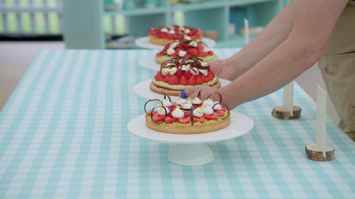 Människor dukar ner sina kakor under en teknisk utmaning i ett avsnitt av Great British Baking Show
