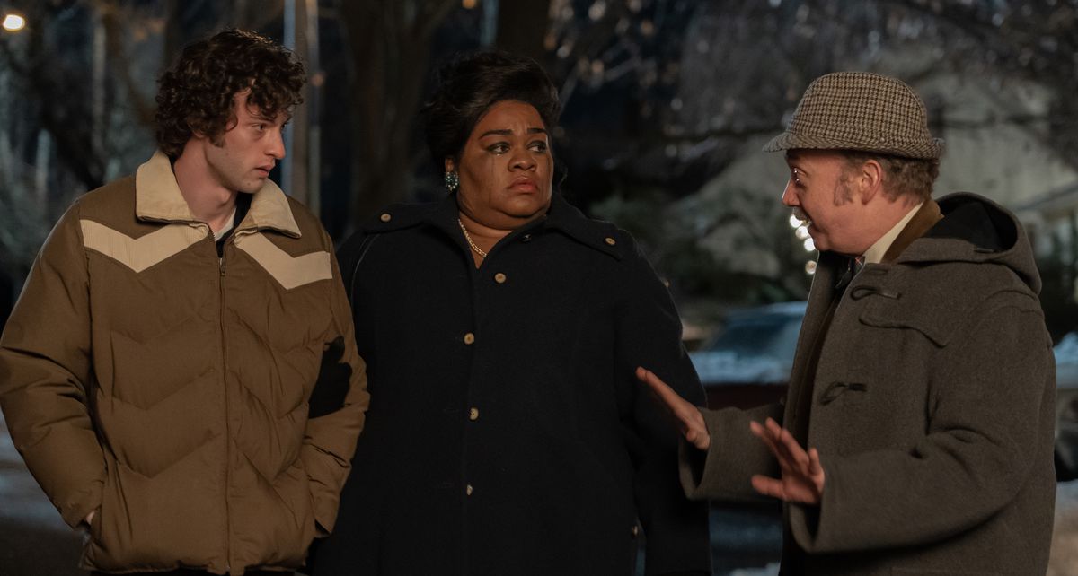 Angus Tully (Dominic Sessa), Mary Lamb (Da'Vine Joy Randolph) och Paul Hunham (Paul Giamatti) står ute på natten i snön i The Holdovers