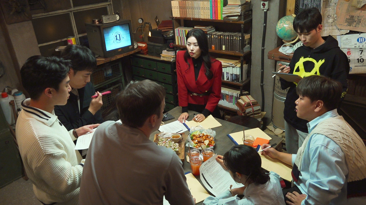 Contestants in The Devil’s Plan sitting around a table in the pilot