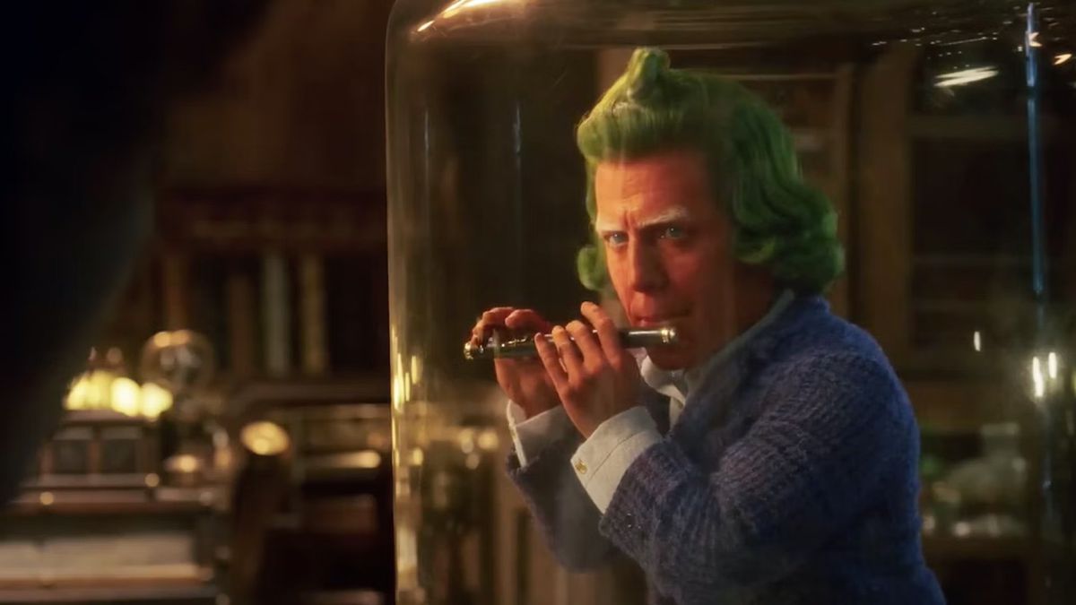 Hugh Grants Oompa Loompa spelar flöjt i Wonka