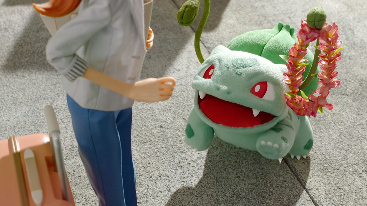 En Bulbasaur presenterar en lei till en hotellgäst med hjälp av sina vinstockar.